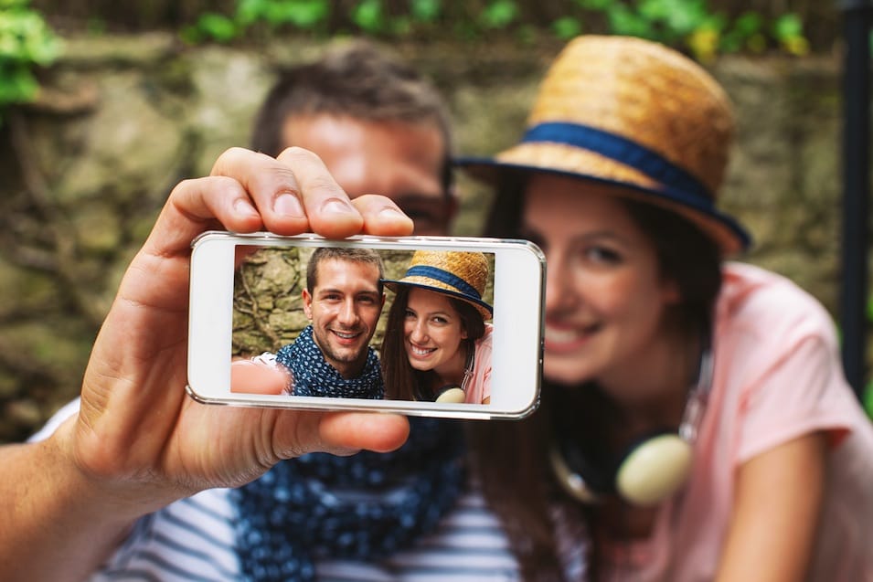 Frontback devient le réseau social du selfie